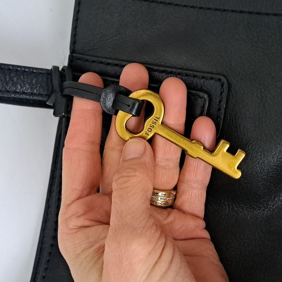 Fossil Medium Large Black Leather Tote Zip Top Brass Key Tassel - Picture 13 of 16